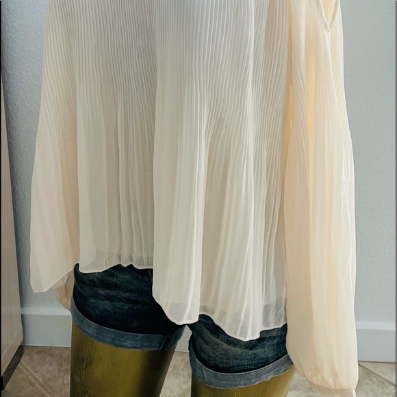 NWT $130 ROMEO & JULIET COUTURE Ivory COLD SHOULDER Pleated Blouse M $130 MSRP - Picture 8 of 10